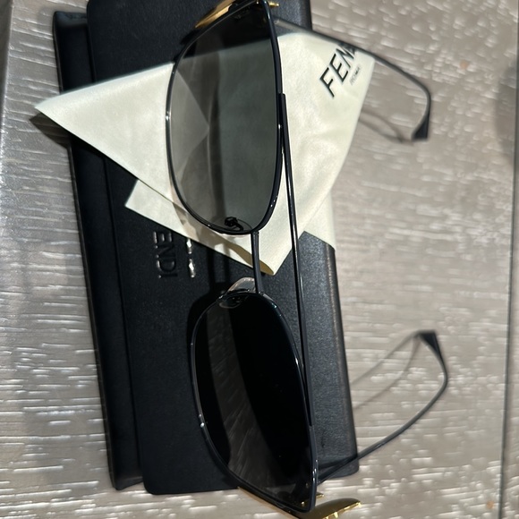 Fendi sunglases - Picture 3 of 4